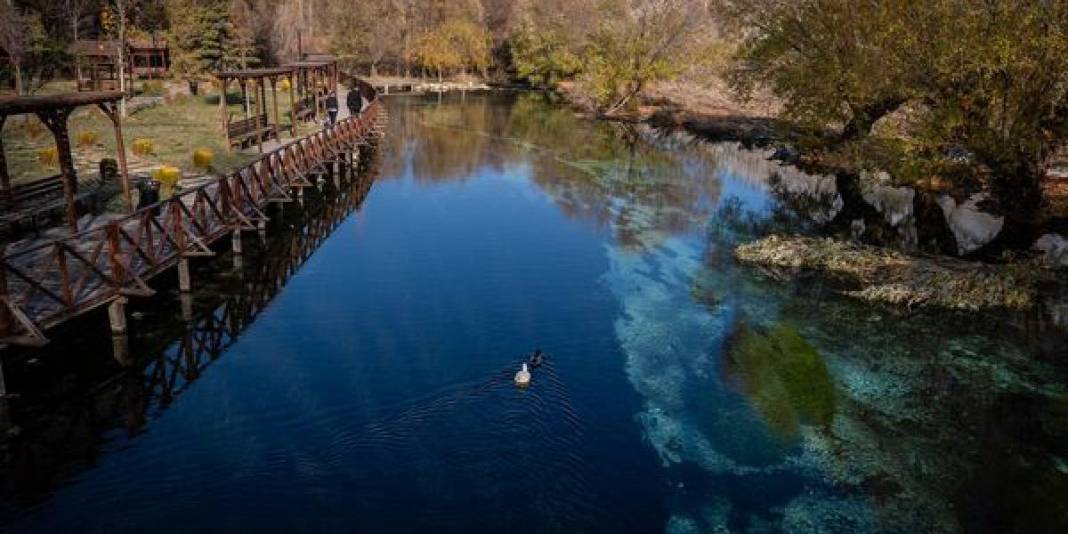 Yükseklerde kar alçakta sonbahar! İki mevsimi bir arada yaşatıyor: Fotoğraflarına bakmak bile ziyaretçi çekmeye yetiyor 3
